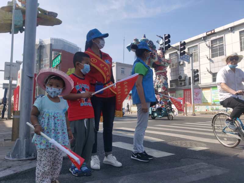 <strong>男人把鸡放进女人的逼里</strong>